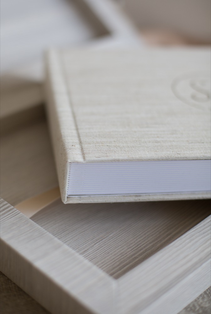 Dettaglio di un fotolibro con copertina in lino chiaro