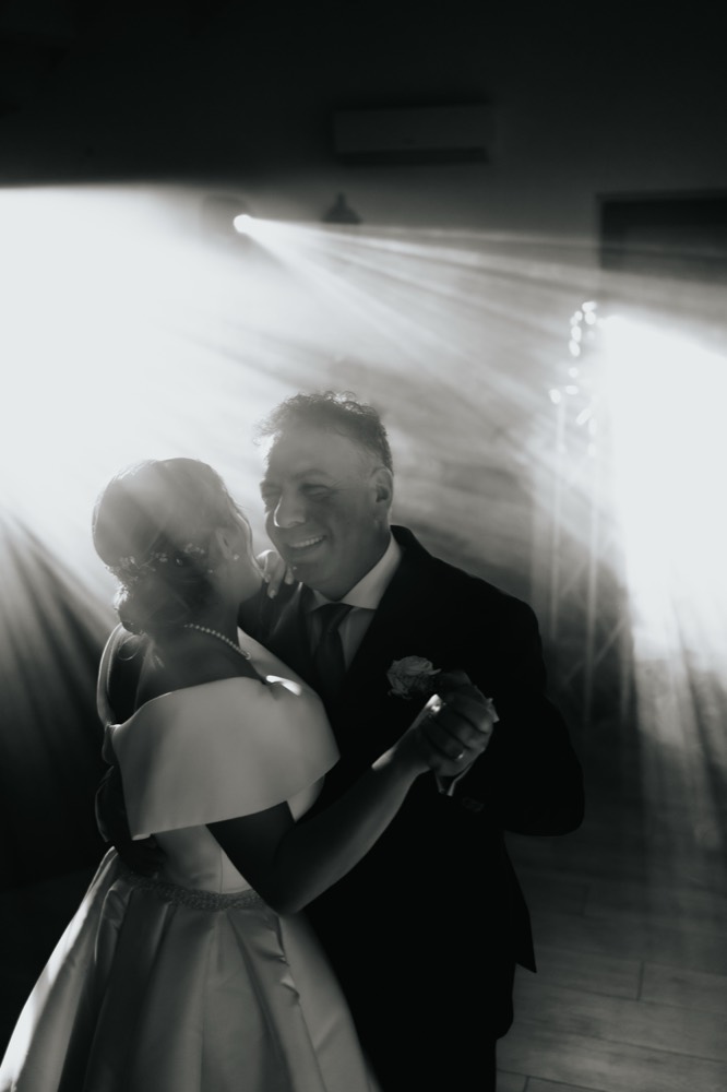 La sposa balla in controluce