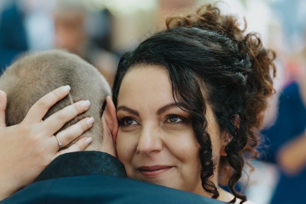 Un abbraccio emozionato tra gli invitati