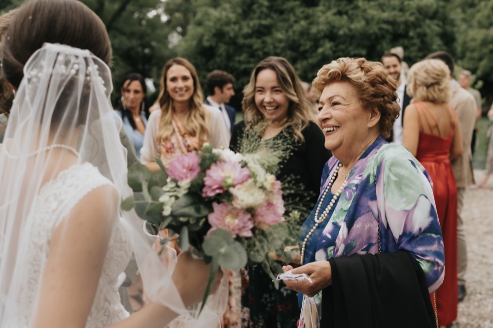 La sposa con gli invitati, una nonna sorride