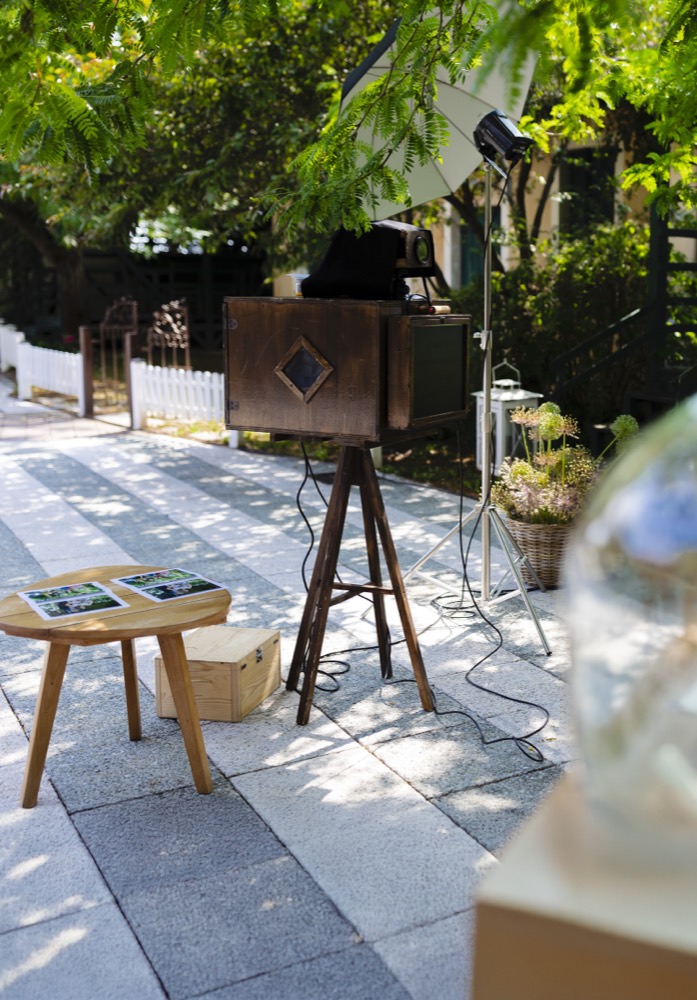 Photobooth vintage in legno in un giardino