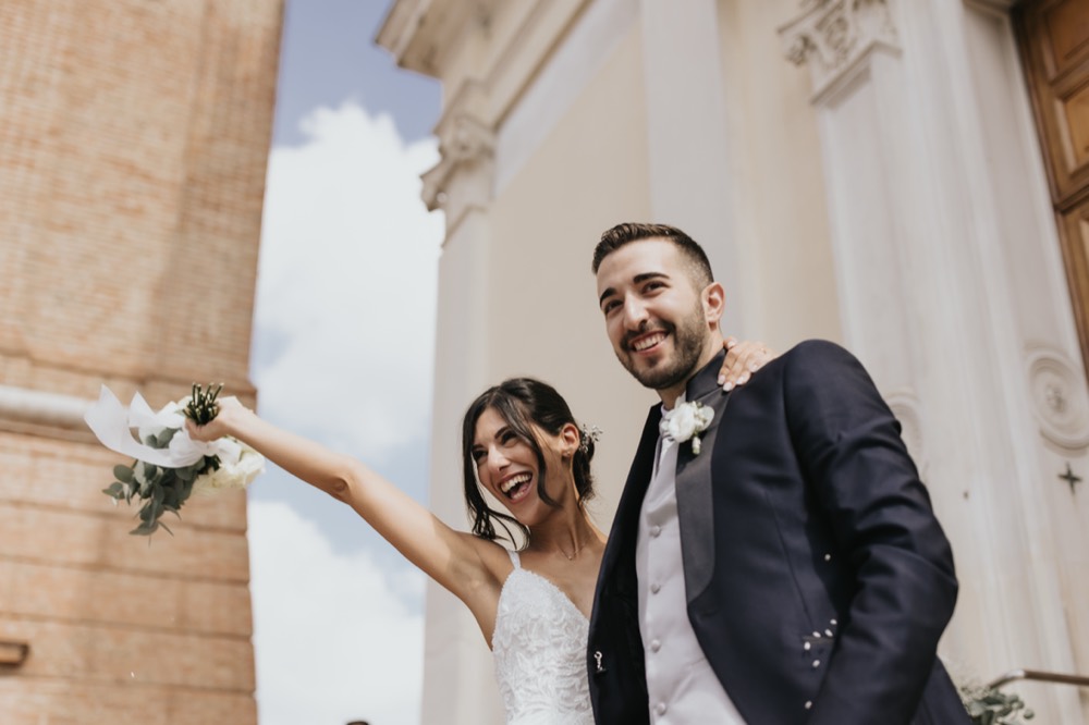 Sposi sotto una pioggia di riso all’uscita della chiesa