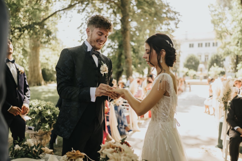 Exchange of rings in a garden