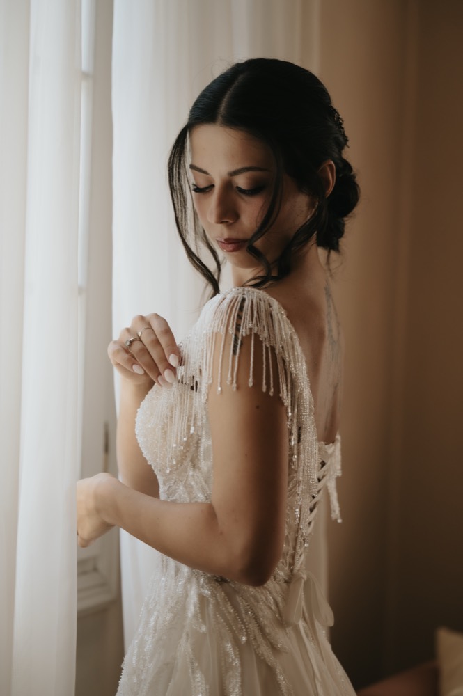 La sposa accanto alla finestra