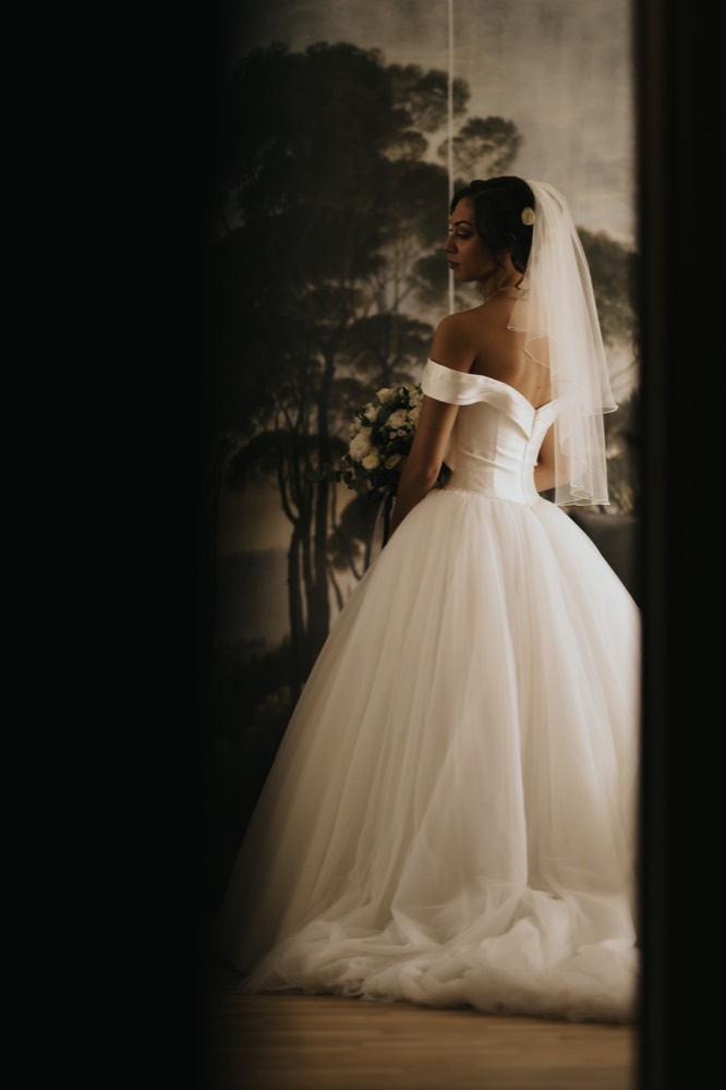 The bride seen from behind in the half-light