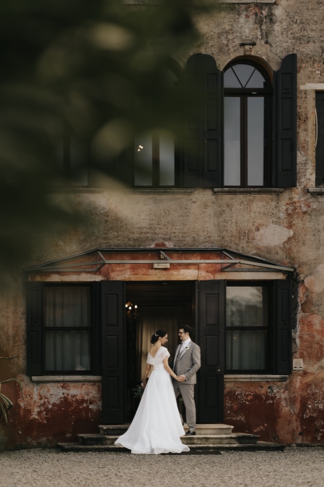 Sposi davanti alla porta di una casa antica
